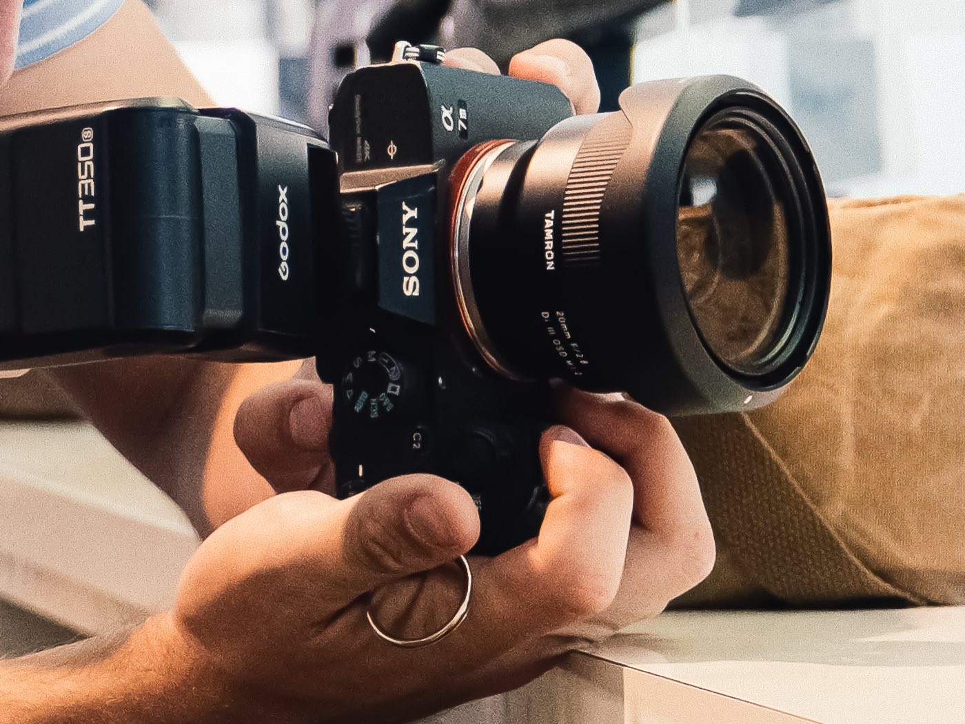 Fotocamera con flash pronta per una sessione di riprese